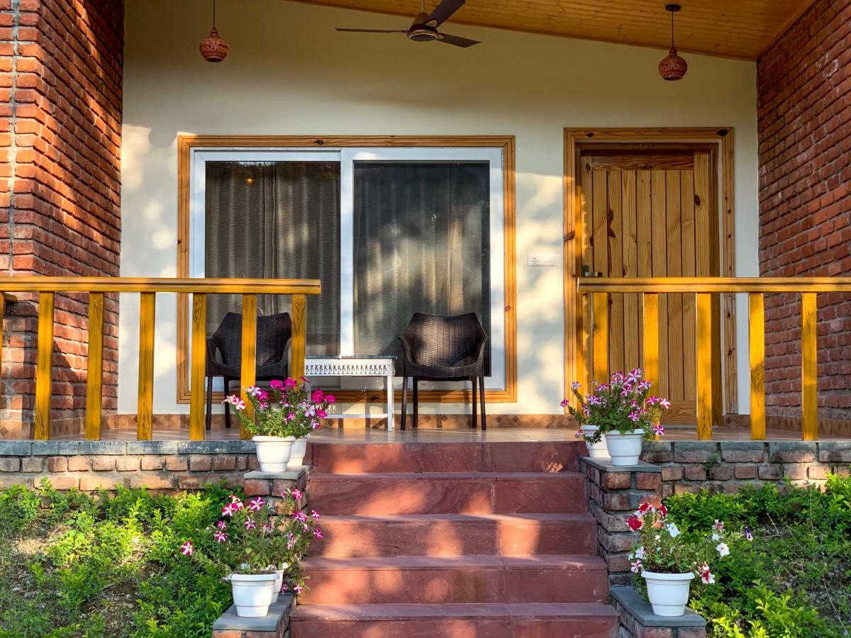 The River S Edge Farm Hotel Dehradun Esterno foto