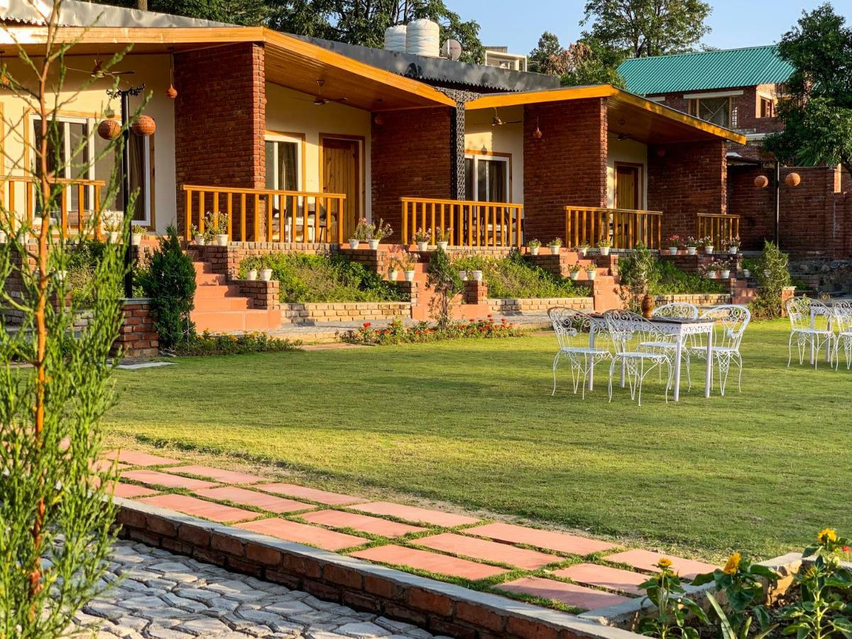 The River S Edge Farm Hotel Dehradun Esterno foto
